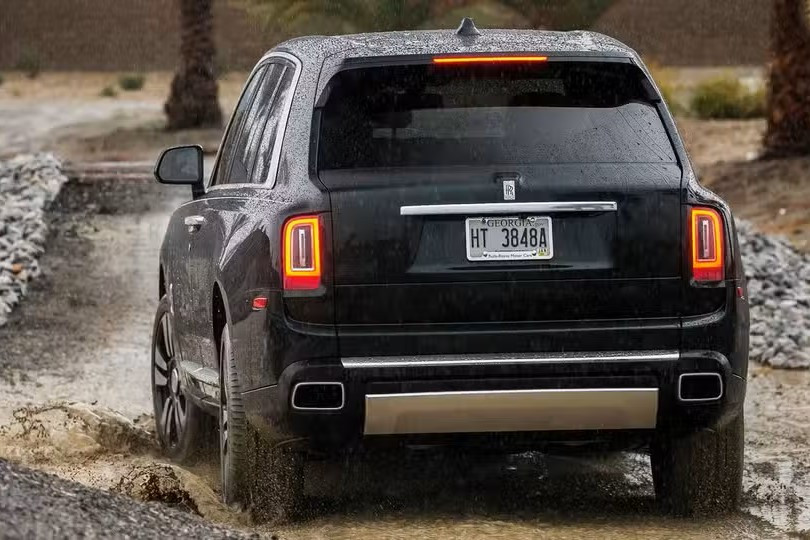Rolls Royce Cullinan Rear.jpg