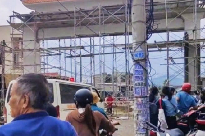 Sập giàn giáo cổng chào thôn, nhiều công nhân rơi từ trên cao xuống