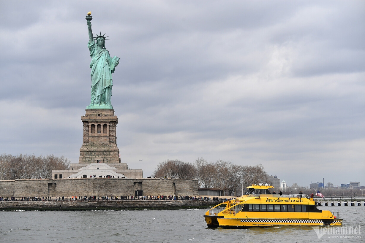 Tượng Nữ thần Tự do bị 'nơi sản xuất' đòi về