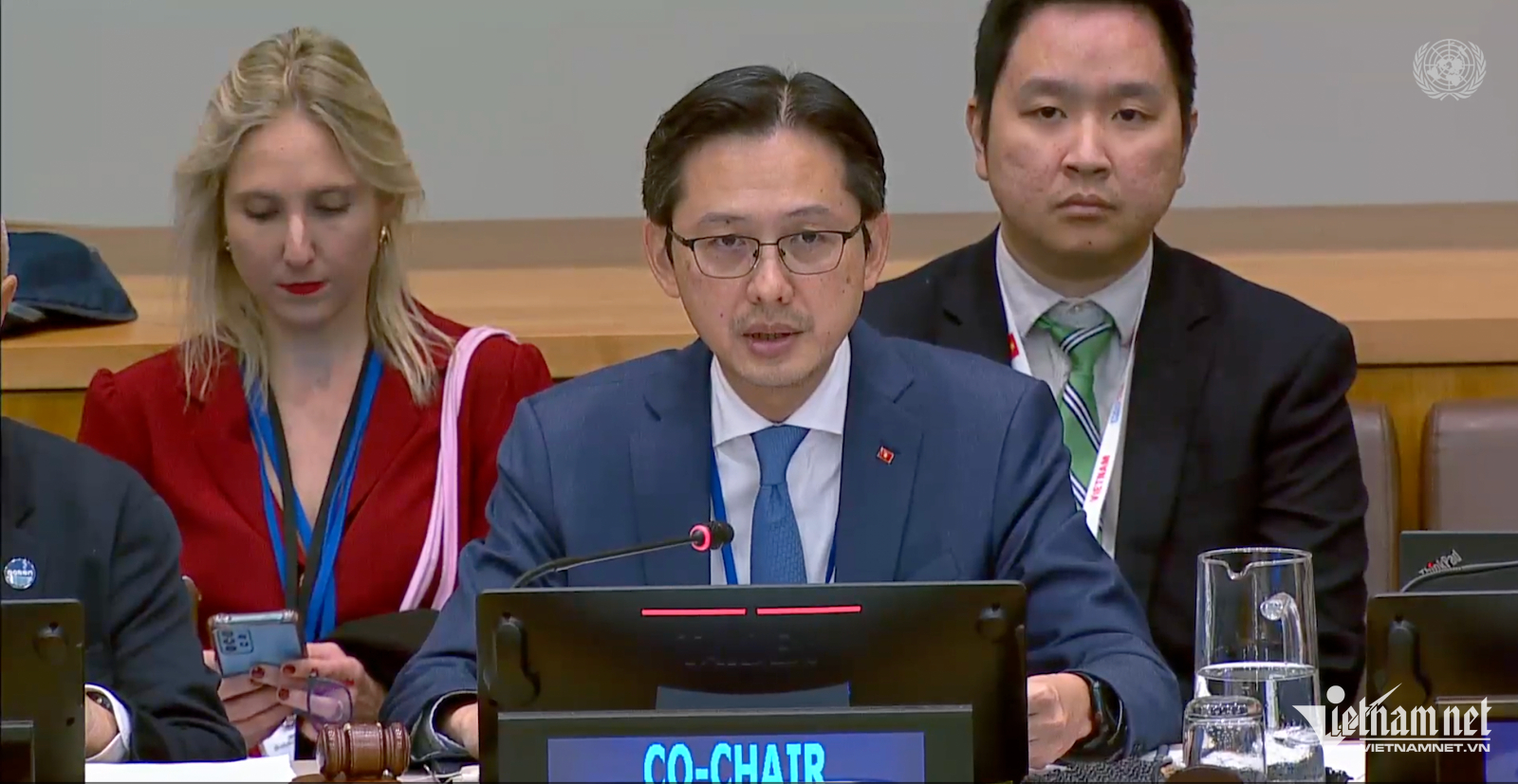 W-thu truong ngoai giao.png