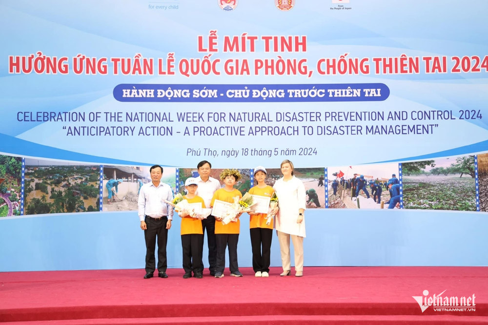 W-trao phan thuong 1234.jpg