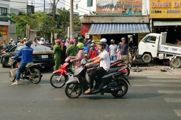 Xe 5 chỗ gây tai nạn liên hoàn, tài xế bước xuống đầy mùi bia rượu