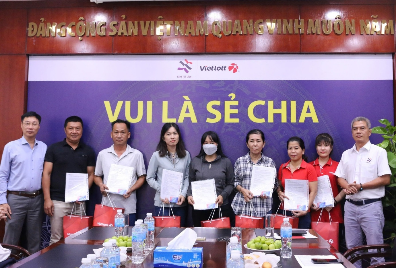 2.728 thẻ bảo hiểm sức khỏe tặng người bán vé số