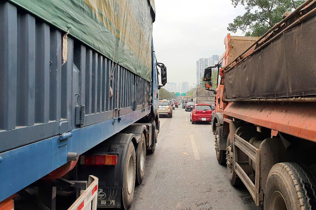 Đại lộ Thăng Long ùn tắc kéo dài hàng km do đào đường điện
