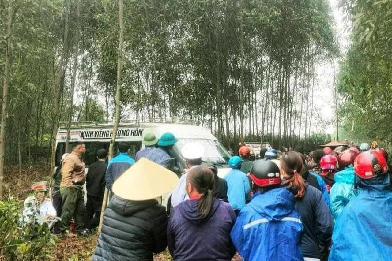 Đưa tang anh trai, xe chở quan tài mất lái đè người em tử vong