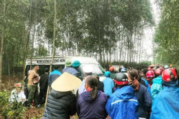 Đưa tang anh trai, xe chở quan tài mất lái đè người em tử vong
