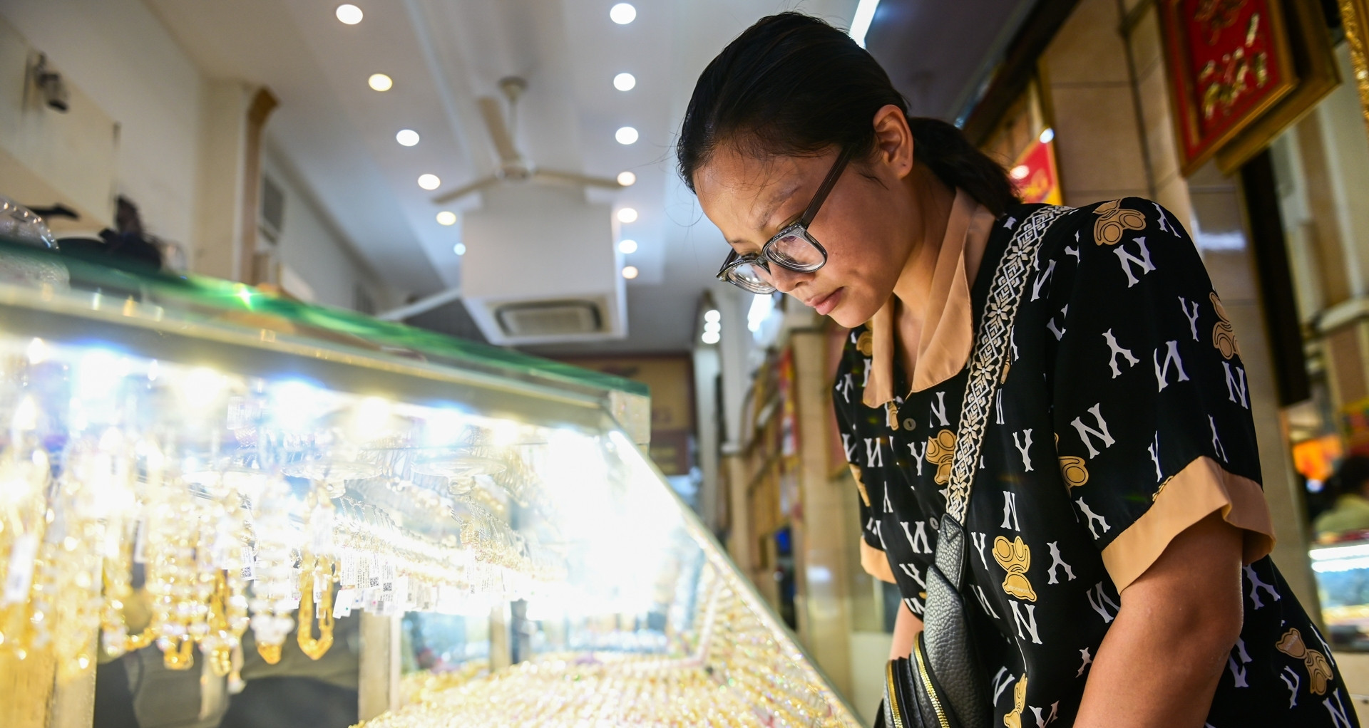 Vàng lên 100 triệu đồng/lượng, vợ chồng "khóc ngất" vì một quyết định sai lầm