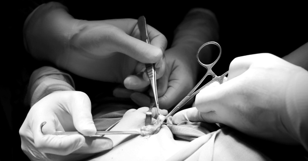 Người đàn ông vỡ đôi tinh hoàn lúc đang ngủ vì cú đập của con trai 8 tuổi