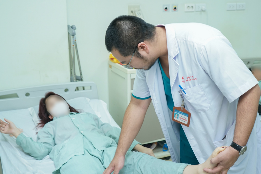 Người phụ nữ mắc chứng &amp;apos;xương hóa đá&amp;apos;