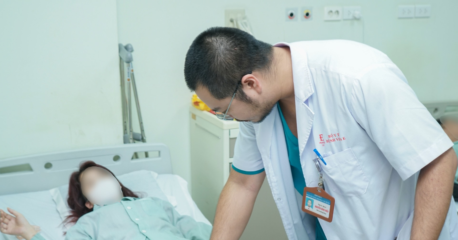 Người phụ nữ mắc chứng "xương hóa đá"