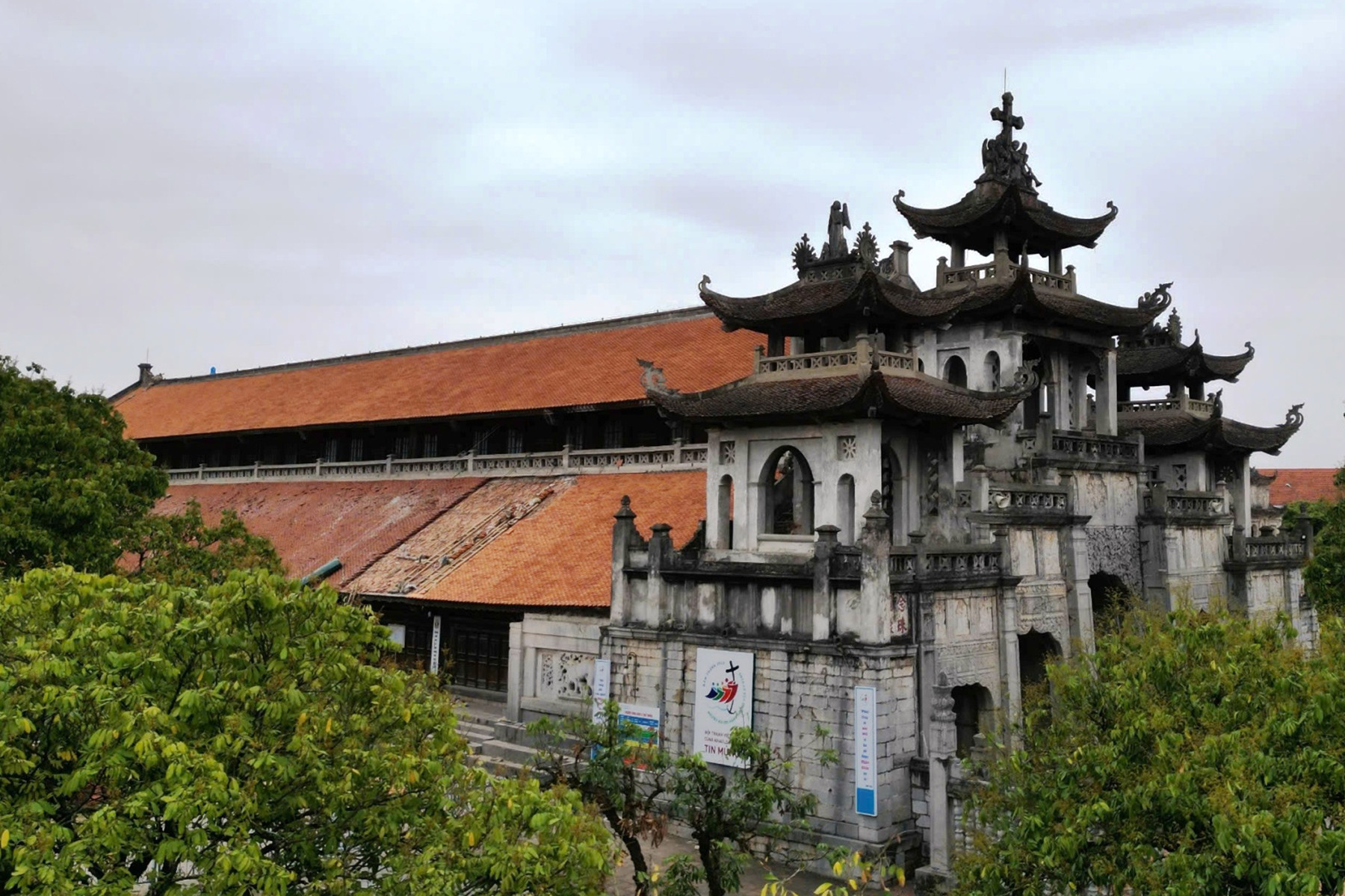 Nhà thờ đẹp bậc nhất Việt Nam nằm ở Ninh Bình, được xây toàn bằng đá và gỗ lim