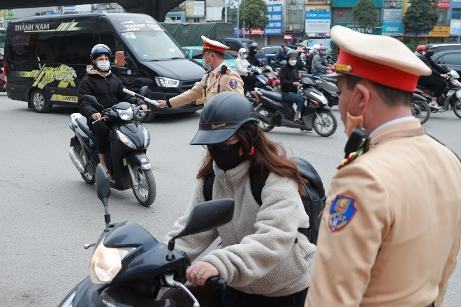 Nữ tài xế phóng xe lên vỉa hè Hà Nội: 'Sợ làm muộn mà bị phạt mất nửa tháng lương'