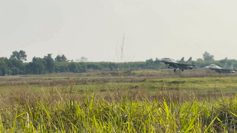 Cận cảnh tiêm kích Su-30MK2 luyện bay biểu diễn chào mừng 50 năm thống nhất