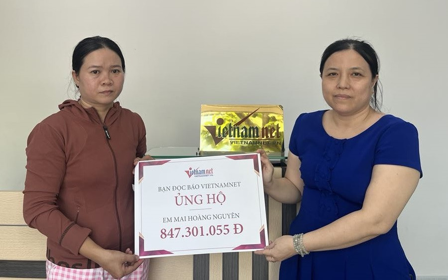 trao tiền Mai Hoàng Nguyên (1).jpg