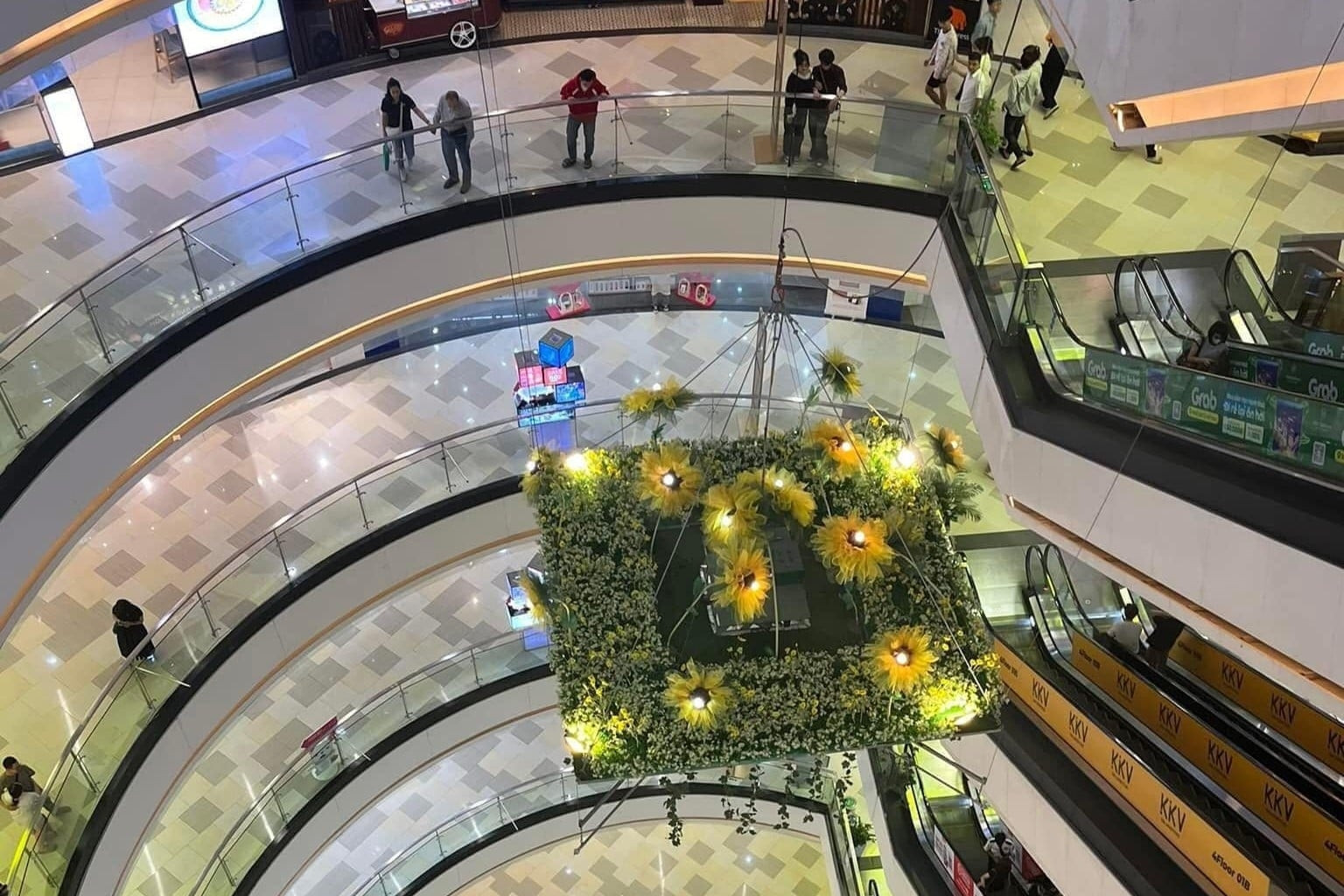 Trích xuất camera, thông tin nguyên nhân thiếu niên tử vong tại Vạn Hạnh Mall
