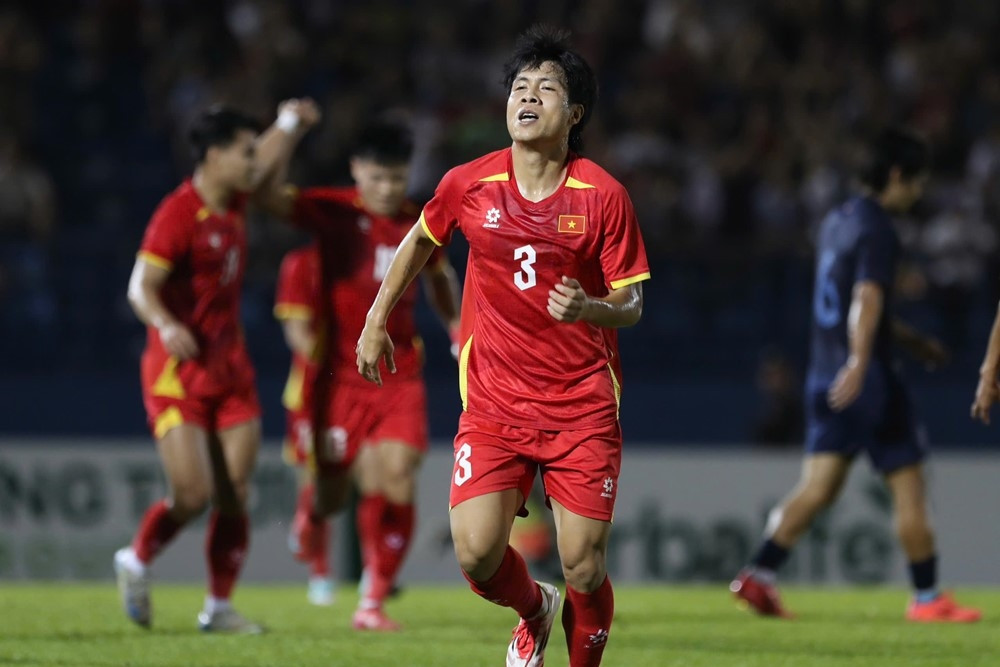 Video Văn Vĩ bắt vô-lê nâng tỷ số lên 2-0 cho ĐT Việt Nam