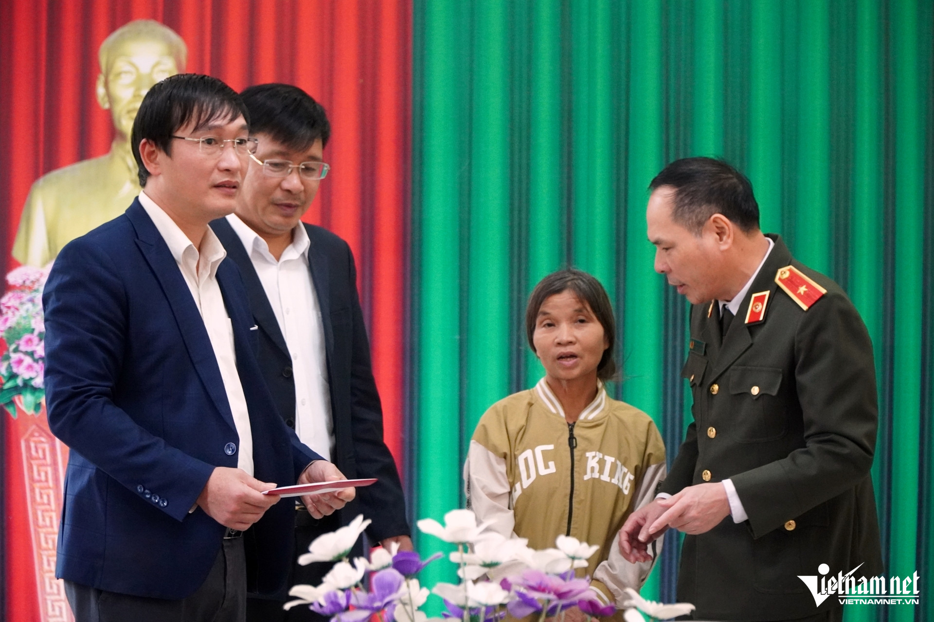 W-a2Bộ Công an trao 50 triệu đồng .JPG.jpg