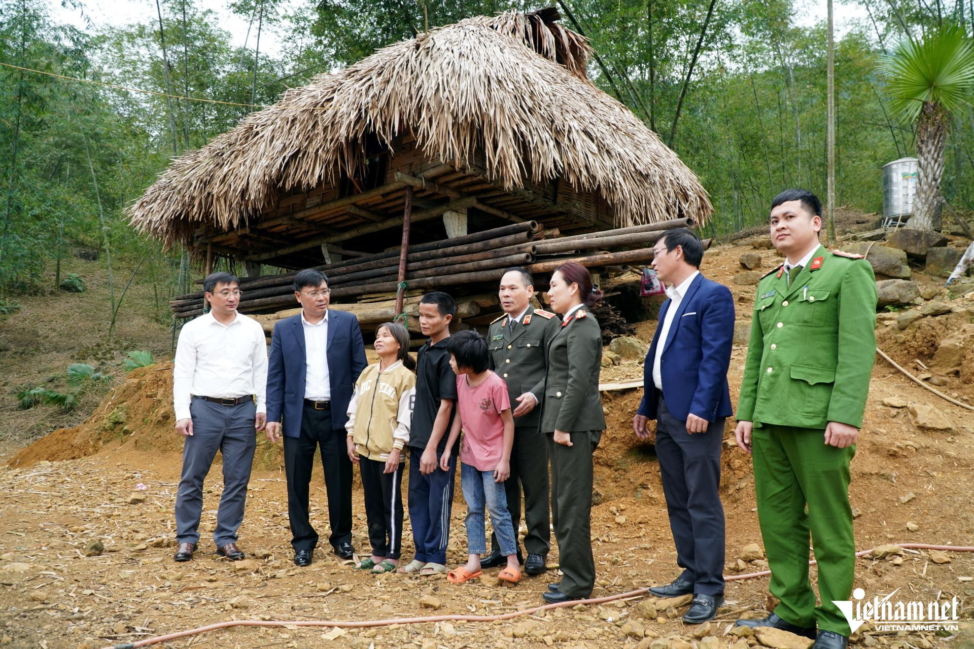 W-a3Bộ Công an trao 50 triệu đồng .JPG.jpg