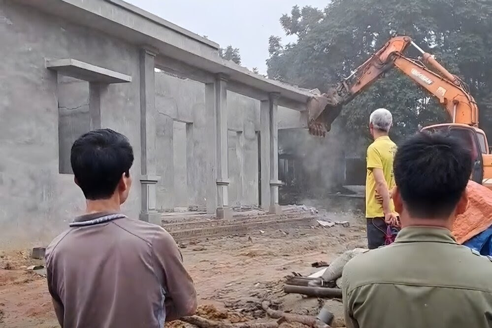 Hình ảnh nhà văn hóa hơn nửa tỷ đang xây dở bị buộc phá dỡ