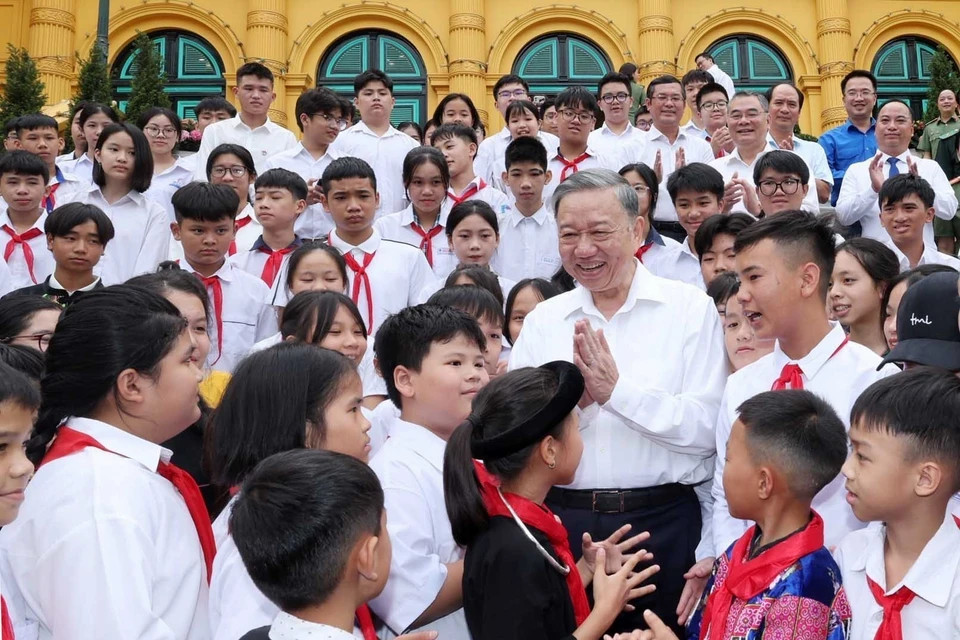 chu tich nuoc to lam gap mat thanh thieu nien tieu bieu la con cbcs cong an 1 6805.webp