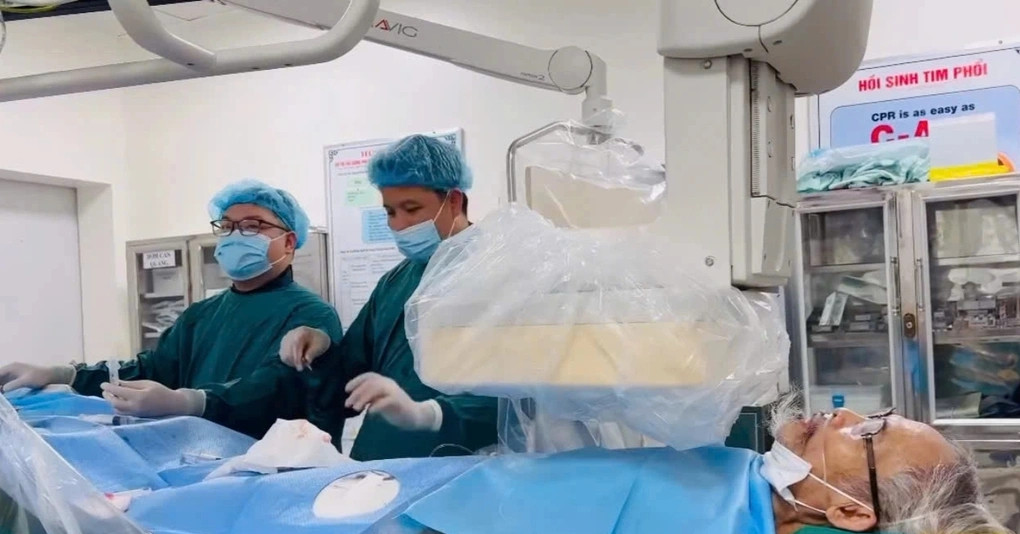 Cụ ông 72 tuổi hát 10 bài khi đang phẫu thuật điều trị ung thư