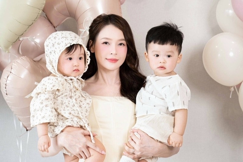 Diễn viên Sam khoe cặp song sinh đáng yêu tròn 1 tuổi, vẫn giấu mặt chồng