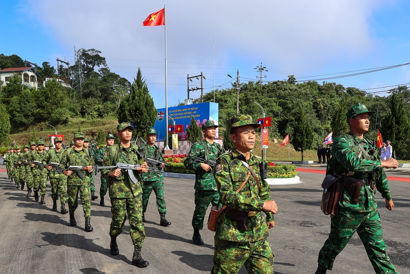 Khoảnh khắc đẹp về người lính biên phòng