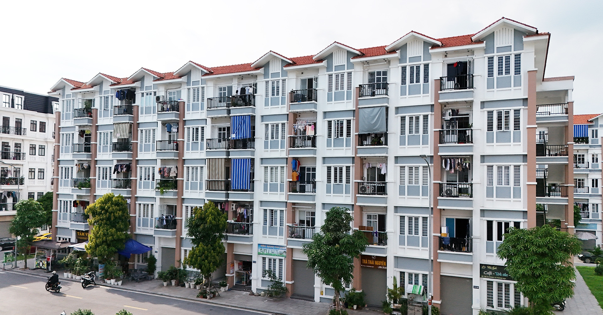 Mua nhà giá rẻ Hà Nội chỉ từ 7,6 triệu/m2; hàng trăm người đội mưa đi đòi nhà