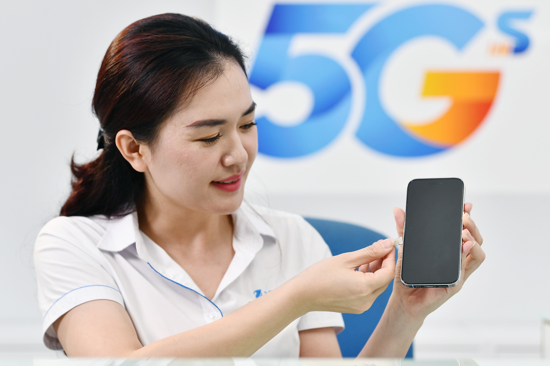 Thủ tướng yêu cầu đẩy mạnh thương mại hóa 5G, phát triển vệ tinh viễn thông