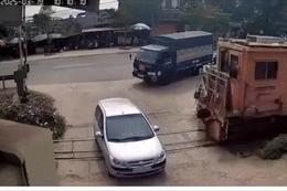 Barie đường sắt mở bất thường, ô tô bị đẩy xa cả chục mét