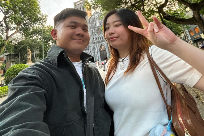 Chàng trai làm shipper nuôi bạn gái học đại học, 4 năm sau được đền đáp xứng đáng