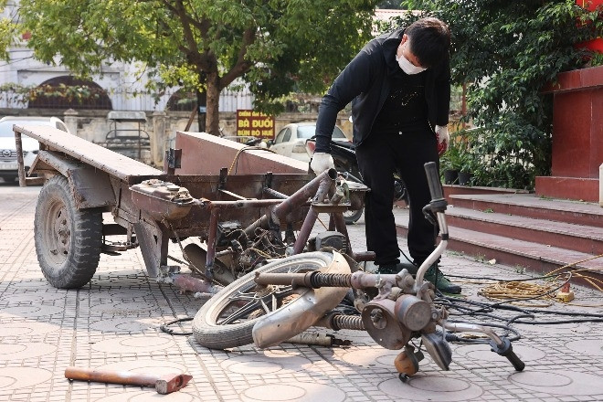 Công an dẹp xe 'hung thần' ở Hà Nội, người dân xin tự cắt bỏ phương tiện