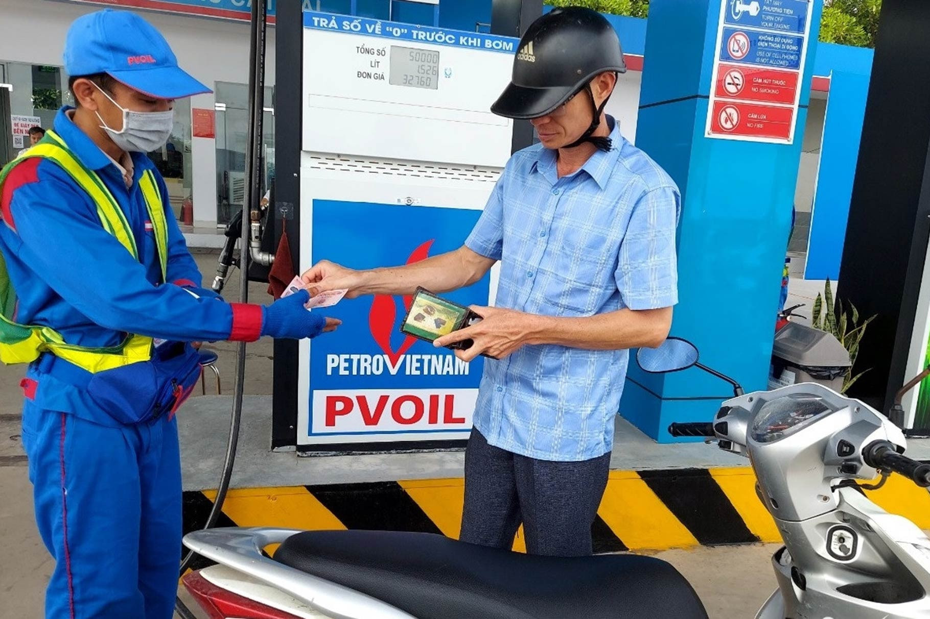 Giá xăng bật tăng trở lại, RON 95 vượt 20.000 đồng/lít