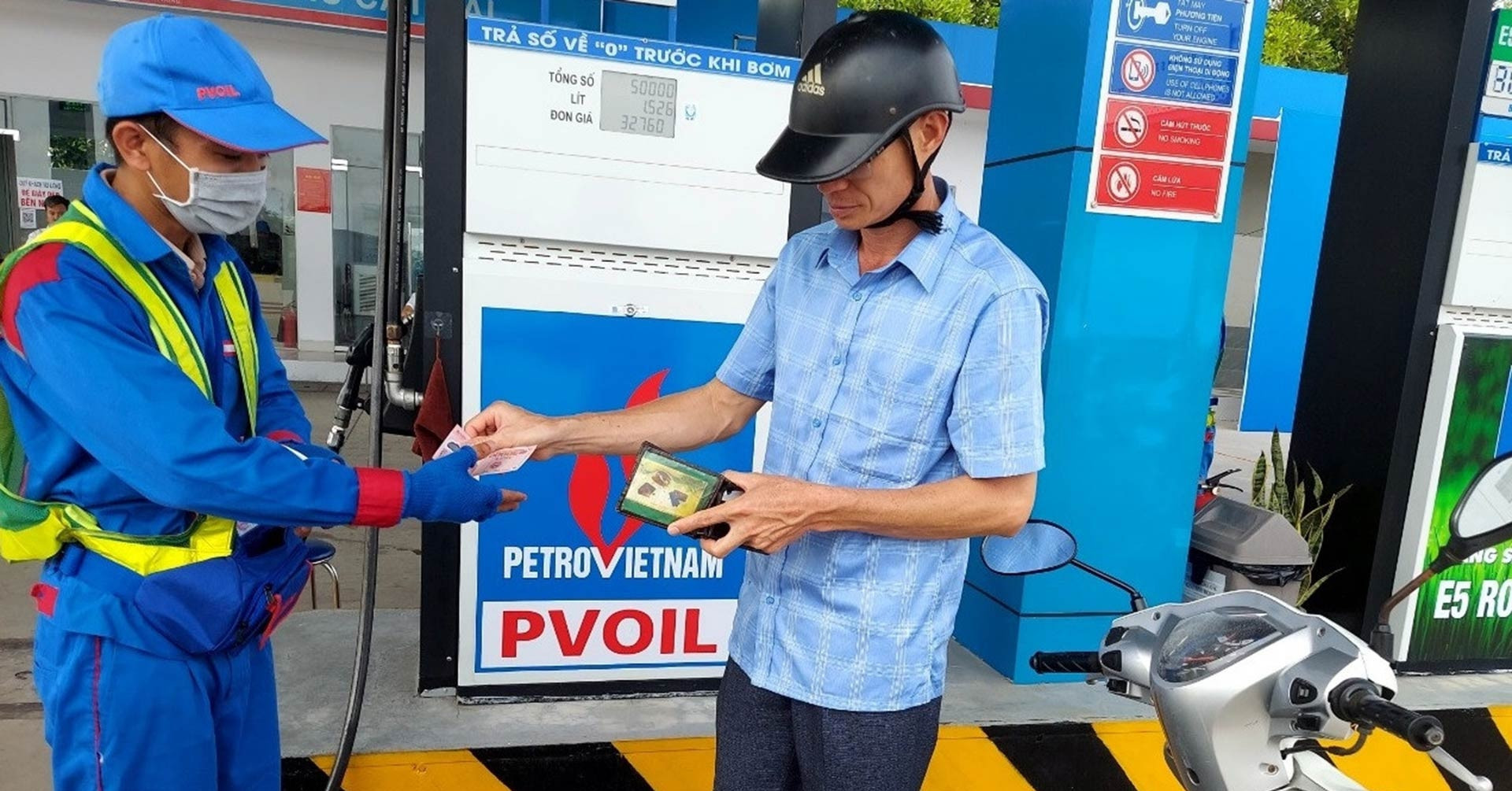 Giá xăng bật tăng trở lại, RON 95 vượt 20.000 đồng/lít