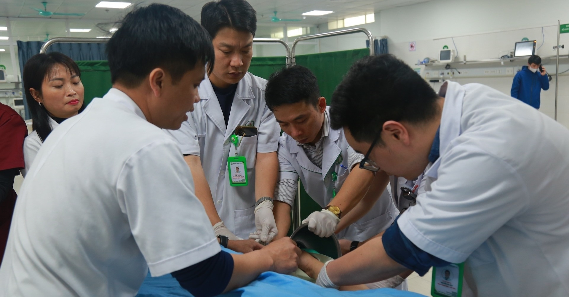 Mổ cấp cứu giải thoát bàn tay người phụ nữ ở Hà Nội bị kẹt trong máy xay thịt