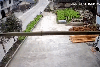Nam biker thoát chết thần kỳ sau cú va chạm bay xa hàng chục mét