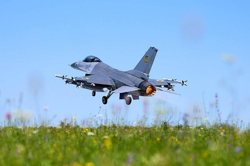 Ukraine nhận thêm chiến cơ F-16, trao đổi tù binh suôn sẻ với Nga