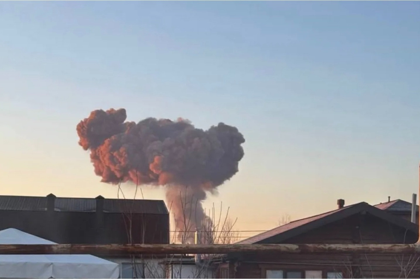 Ukraine tấn công dữ dội vào vùng Saratov, sân bay Nga bốc cháy
