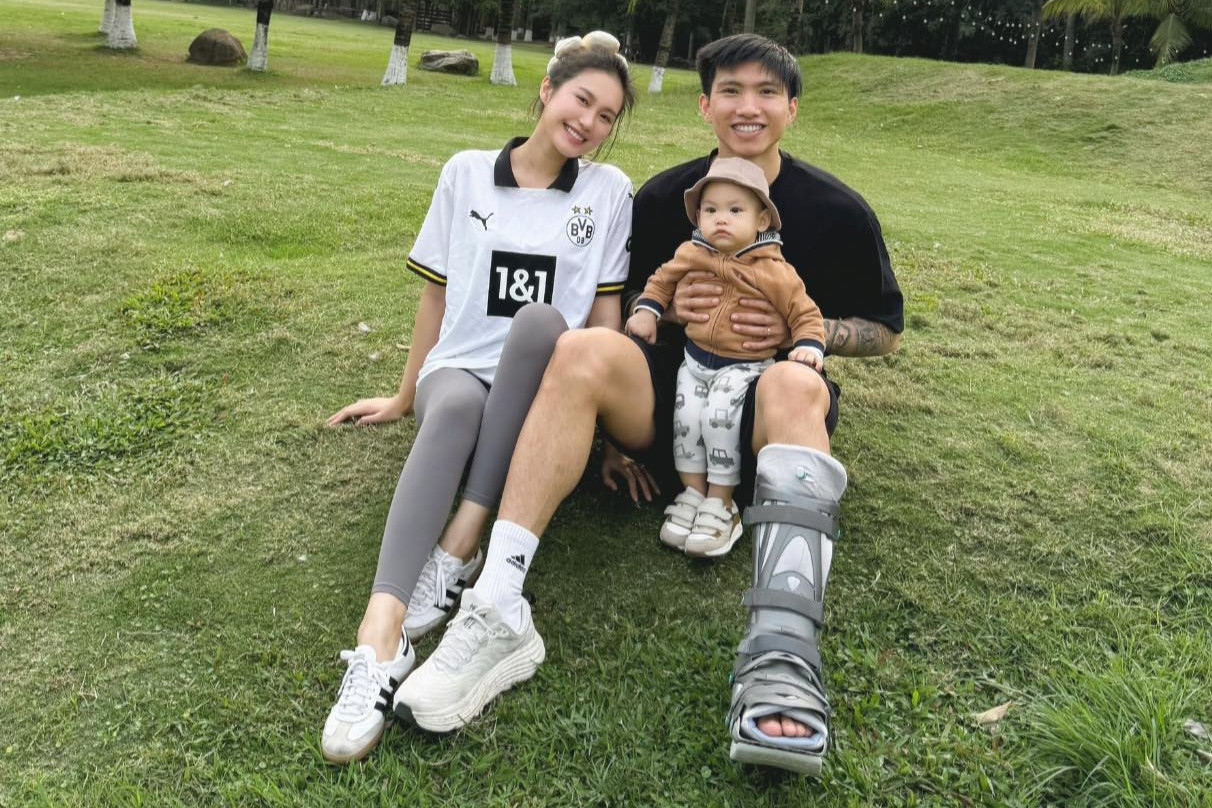 Văn Hậu chân bó bột, đưa vợ con đi chơi công viên