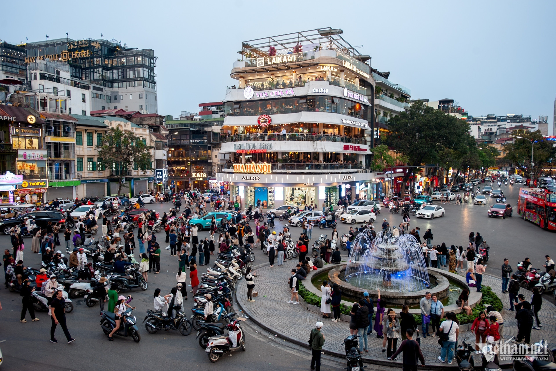 Bản tin sáng 21/3: Dòng người liên tục đổ về check-in chia tay 'Hàm cá mập'