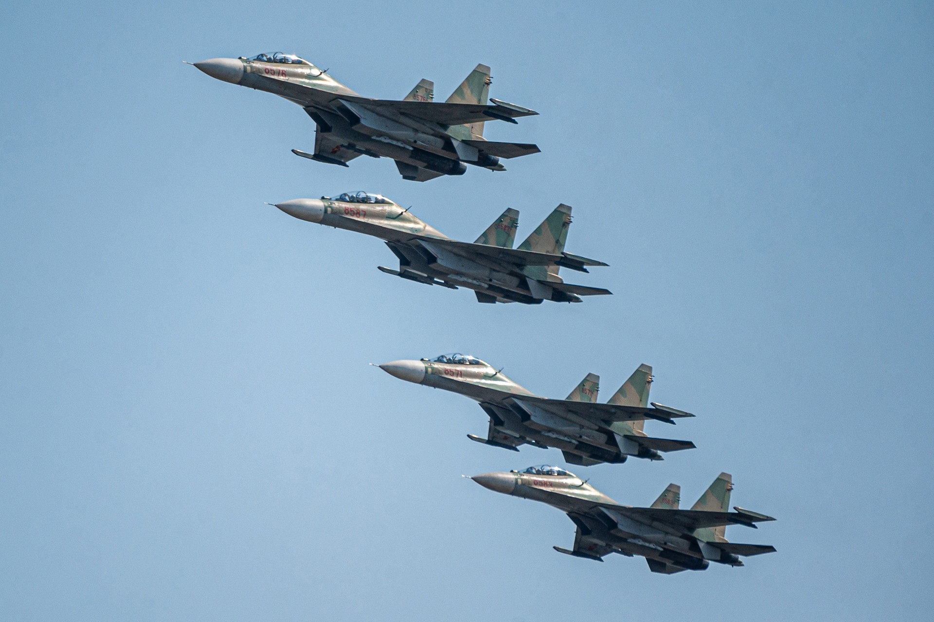 Tiêm kích Su-30MK2 nhào lộn trên bầu trời phía Nam chuẩn bị đại lễ 30/4