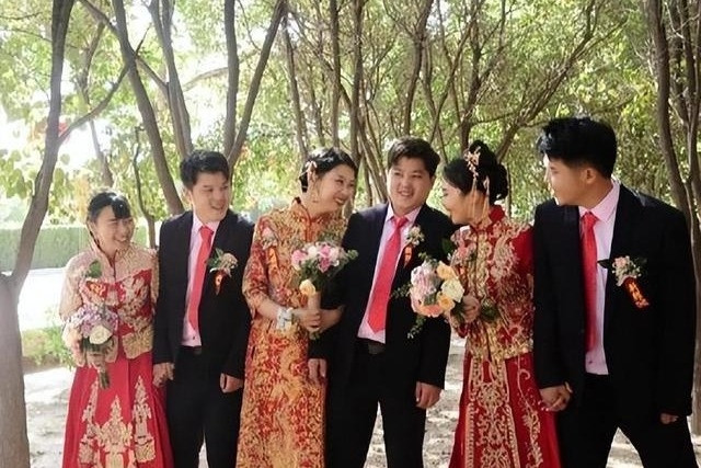 Anh em sinh 3 được cả làng ngưỡng mộ, cùng đỗ đại học, cưới cùng 1 ngày
