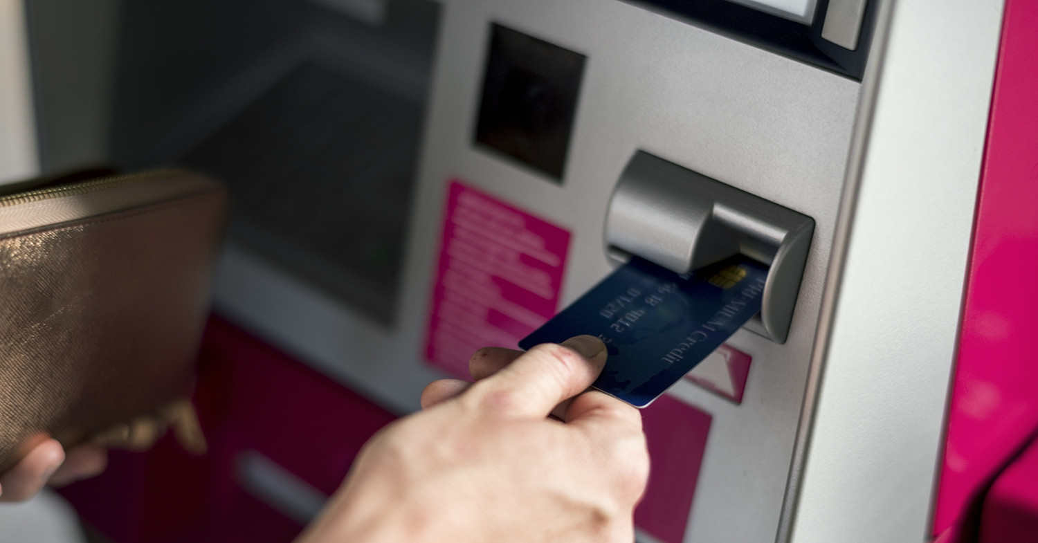 Cần lưu ý gì khi rút tiền mặt từ thẻ tín dụng?