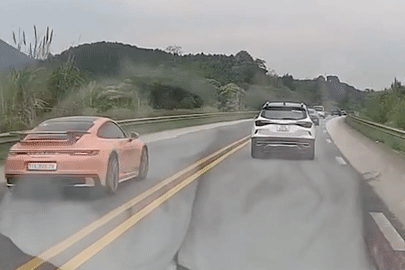 Đoàn xe thể thao Porsche nối đuôi vượt ẩu trên cao tốc Nội Bài - Lào Cai