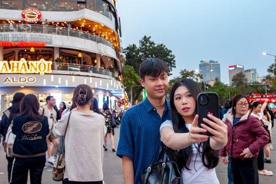 Dòng người liên tục đổ về check-in chia tay 'Hàm cá mập'
