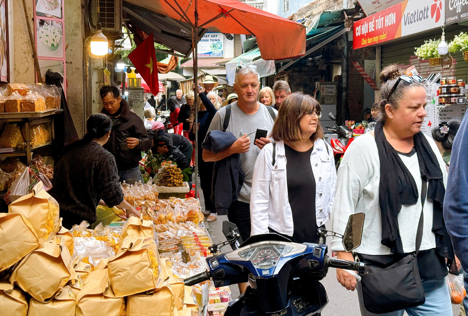 Khu chợ quê giữa phố cổ Hà Nội, khách canh giờ mua món tươi ngon