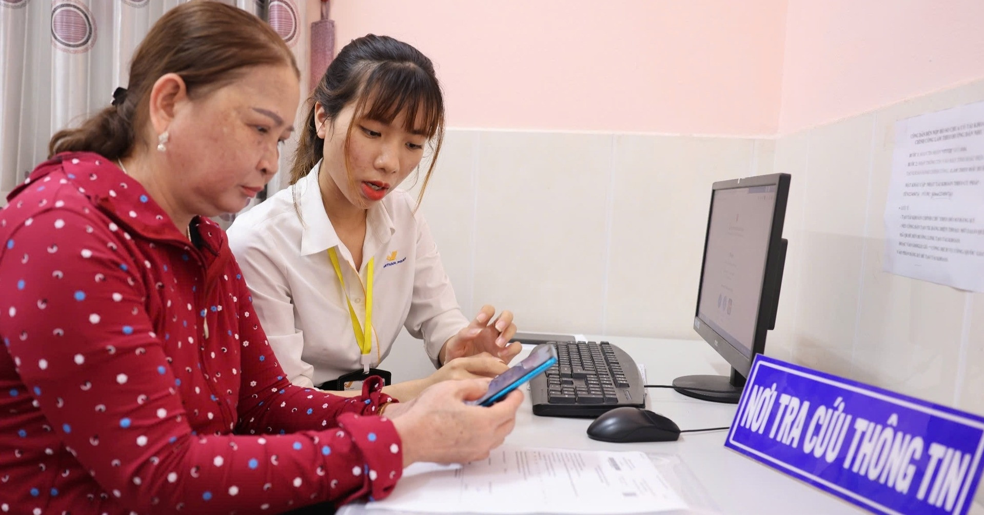 Nhân viên Bưu điện tham gia hướng dẫn người dân Huế dùng dịch vụ công online