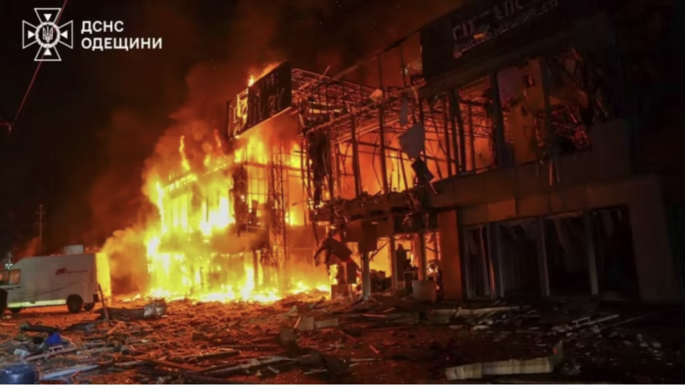 Odessa cháy rực sau khi bị Nga tấn công. Ảnh: State Emergency Service of Ukraine