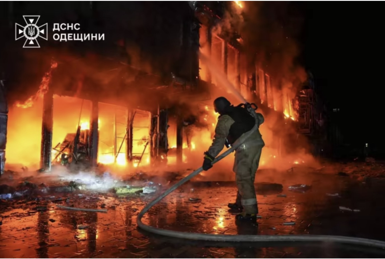 Odessa cháy rực sau khi bị Nga tấn công. Ảnh: State Emergency Service of Ukraine