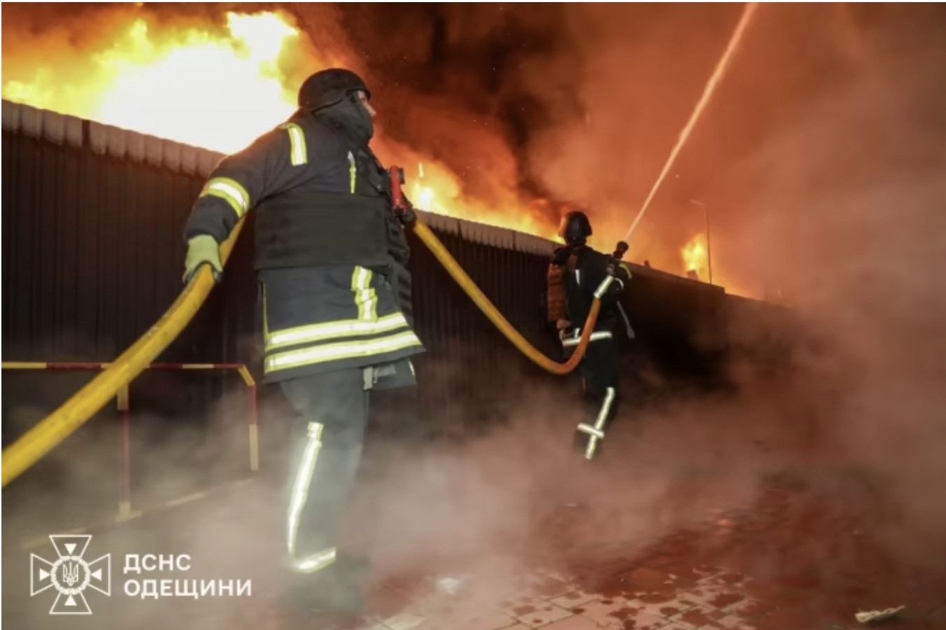 Odessa cháy rực sau khi bị Nga tấn công. Ảnh: State Emergency Service of Ukraine